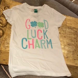 🍀White short sleeve top w/Good Luck Charm on it